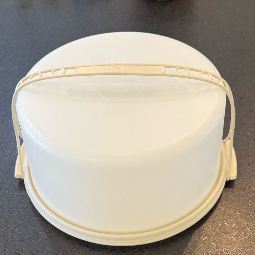 Vintage Tupperware Cake Taker